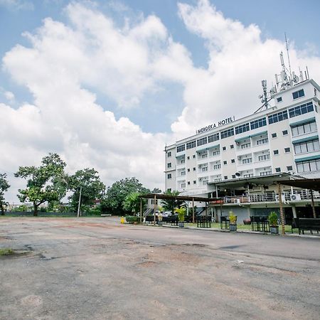 Merdeka Hotel Keluang Kültér fotó