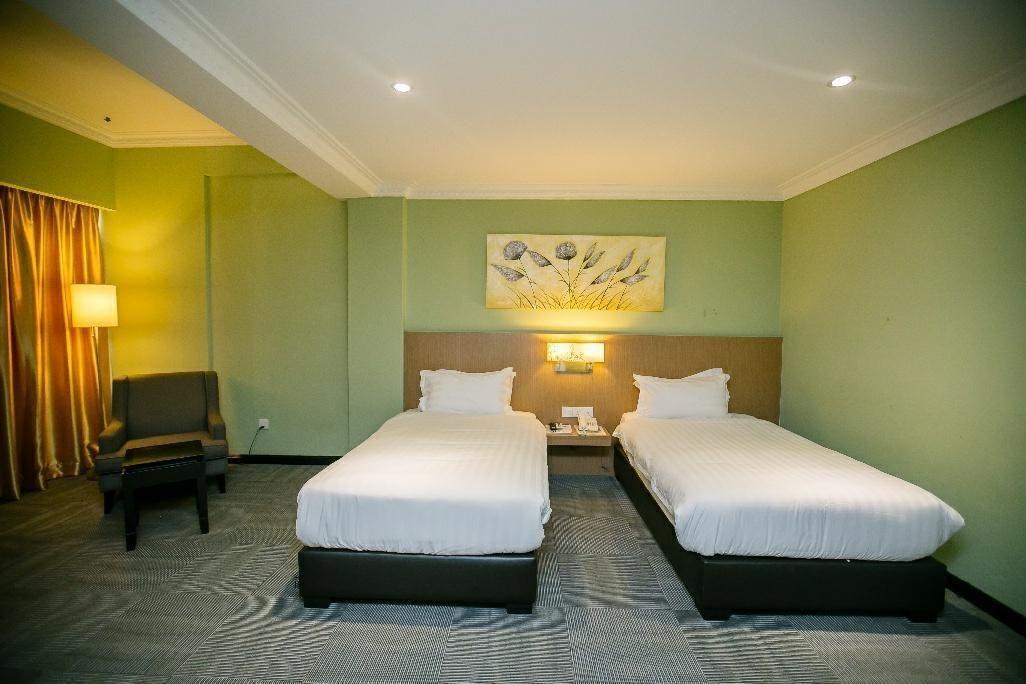 Merdeka Hotel Keluang Kültér fotó