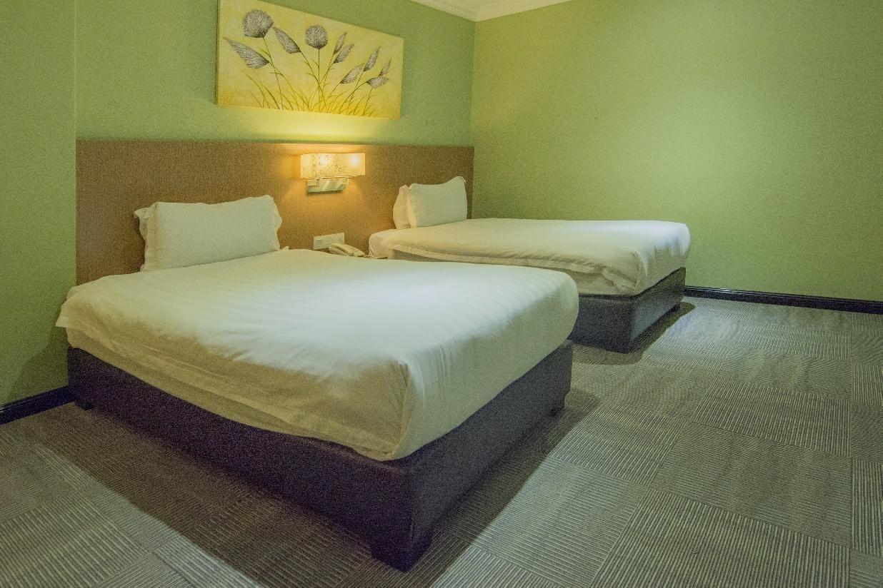 Merdeka Hotel Keluang Kültér fotó