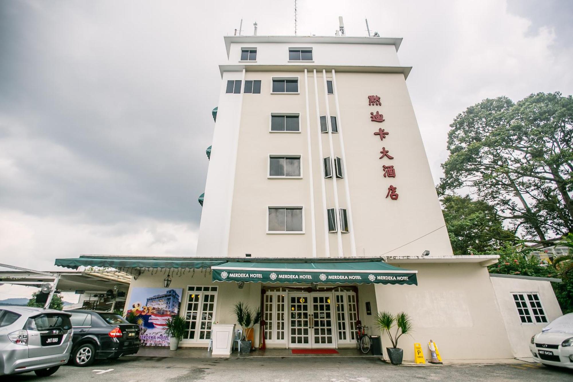 Merdeka Hotel Keluang Kültér fotó