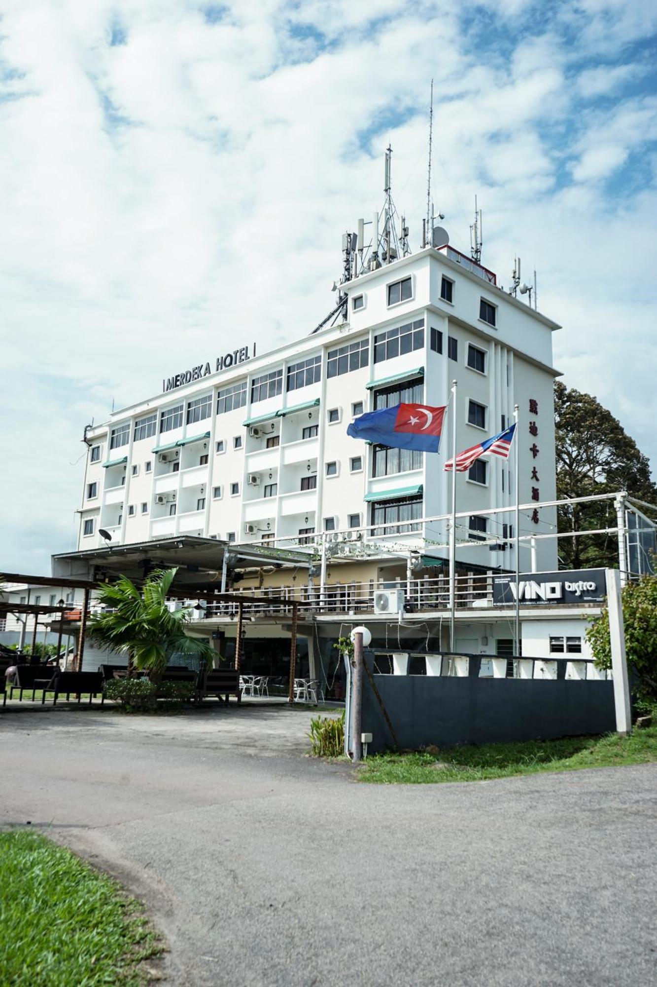 Merdeka Hotel Keluang Kültér fotó