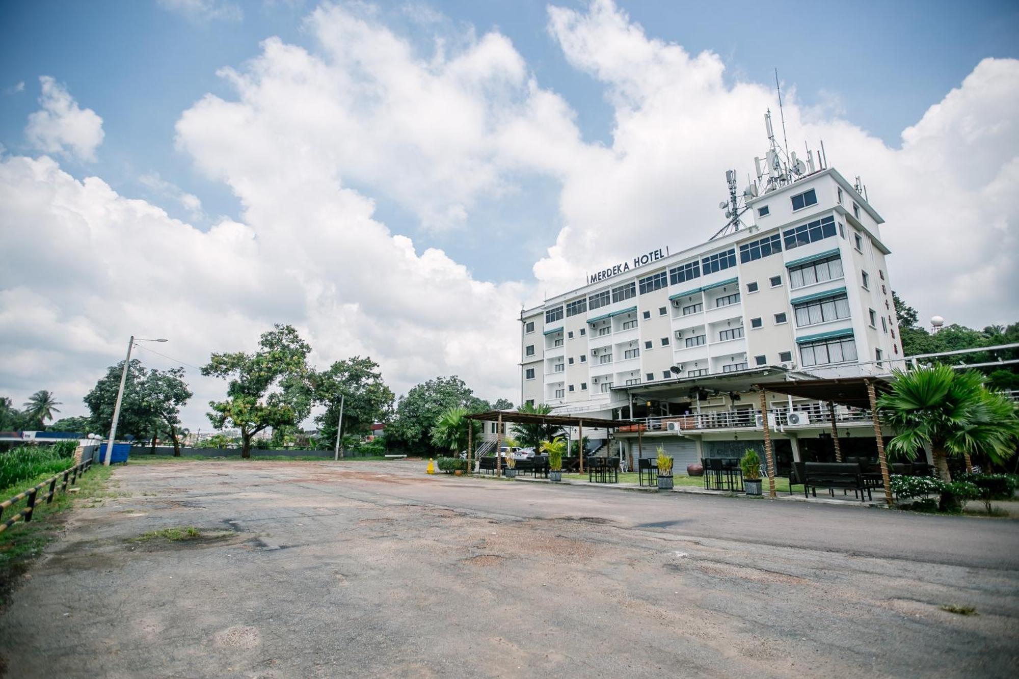 Merdeka Hotel Keluang Kültér fotó