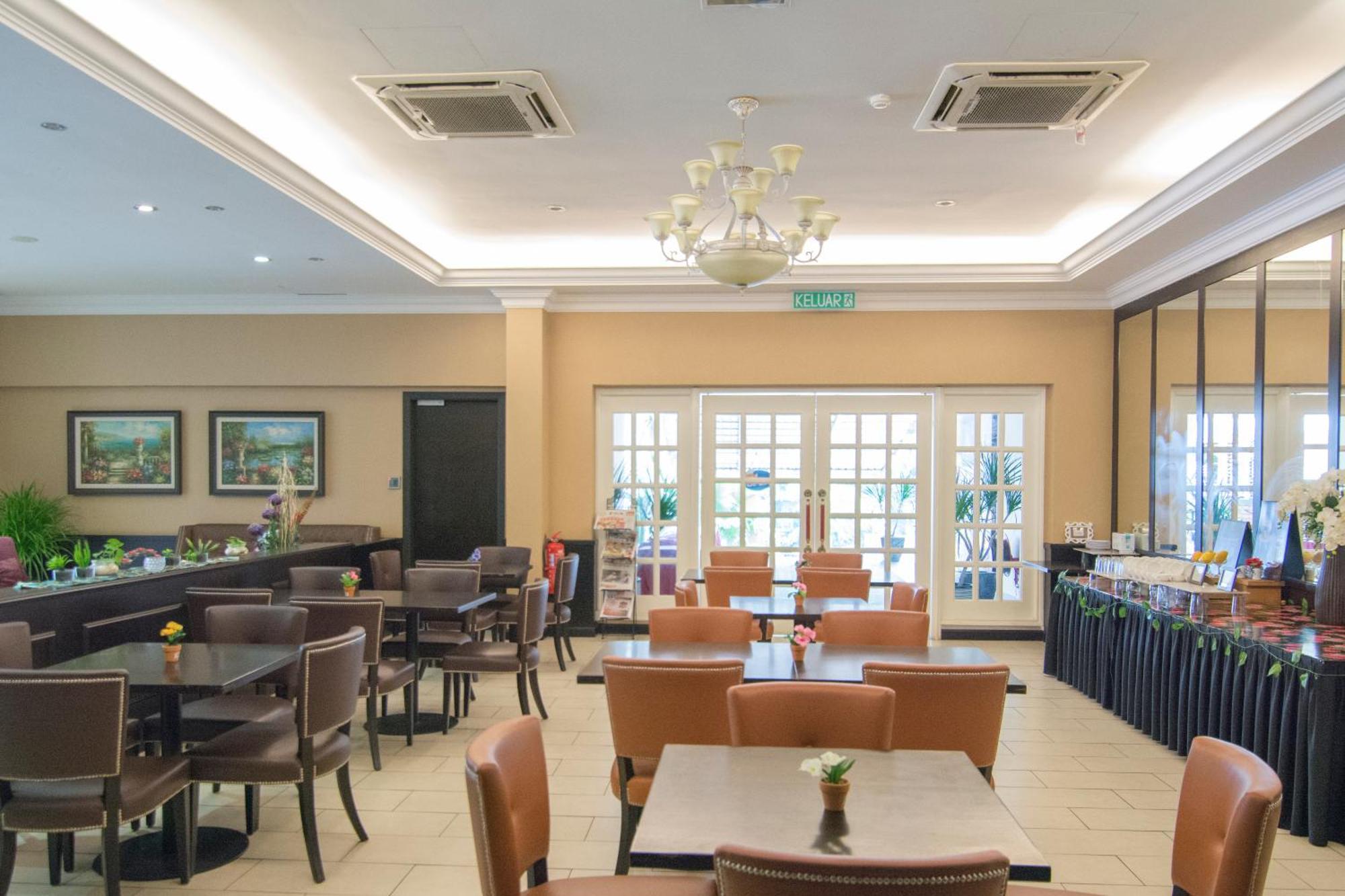 Merdeka Hotel Keluang Kültér fotó