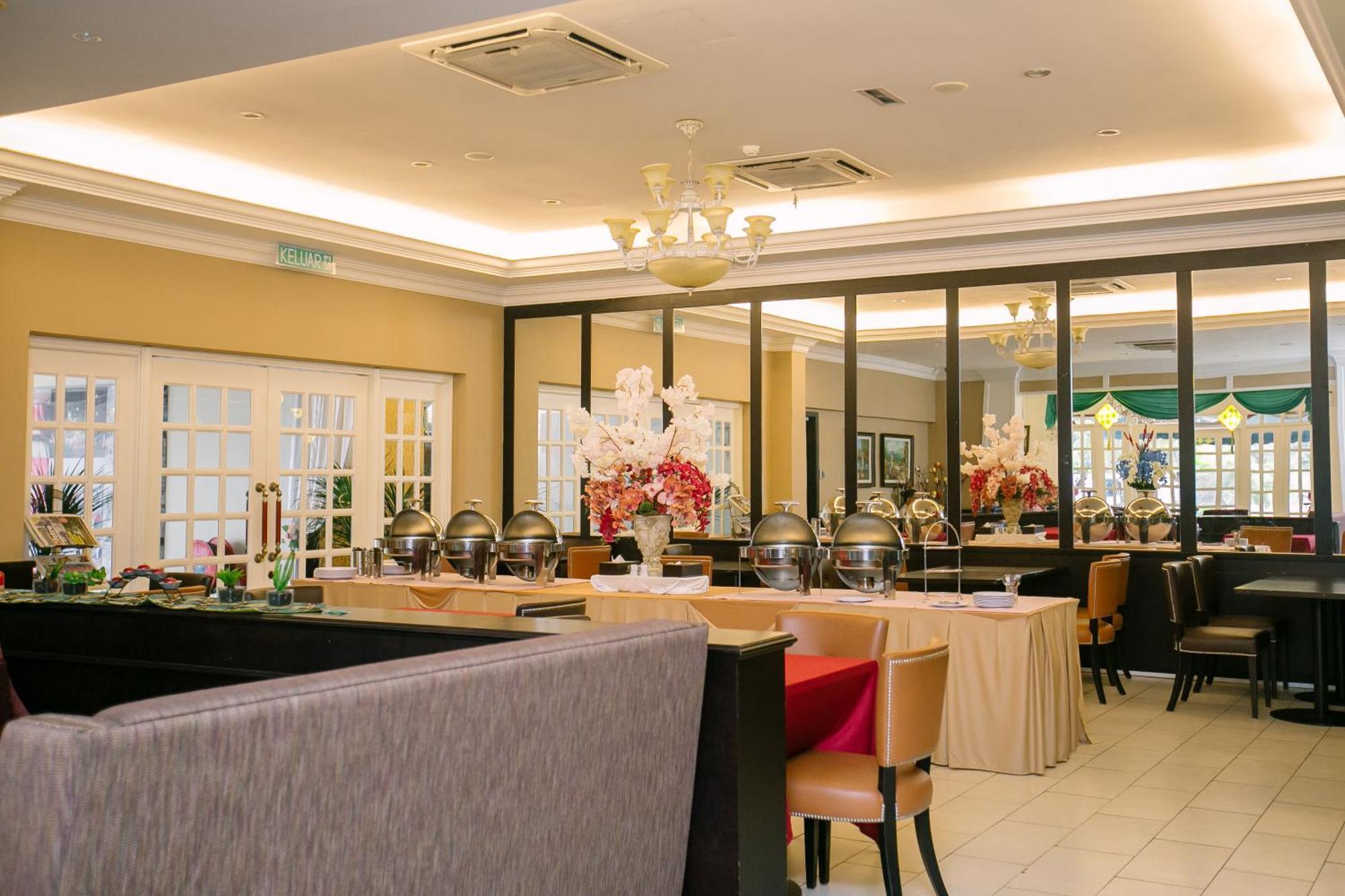 Merdeka Hotel Keluang Kültér fotó