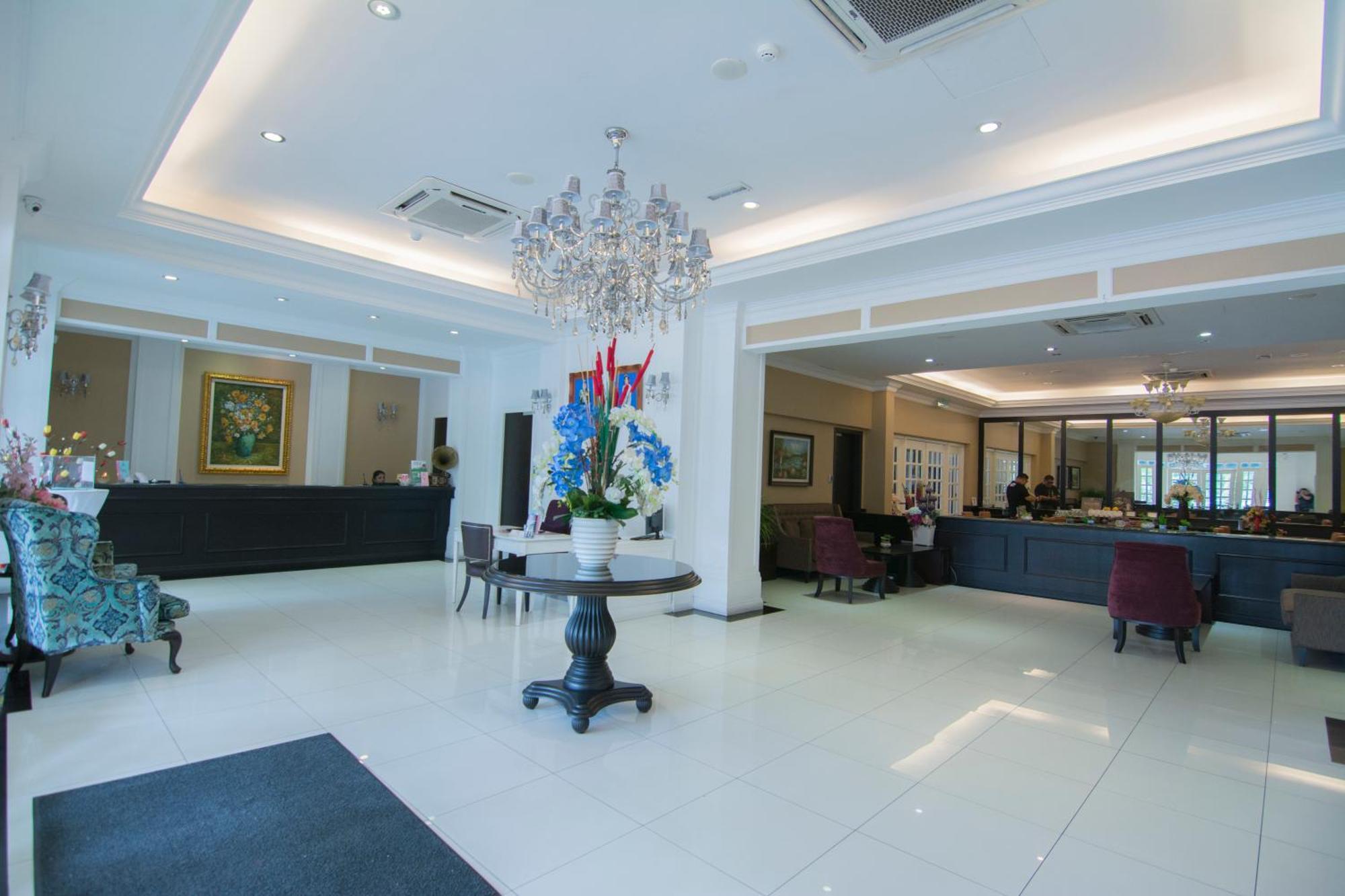 Merdeka Hotel Keluang Kültér fotó