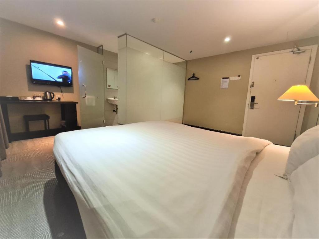 Merdeka Hotel Keluang Kültér fotó