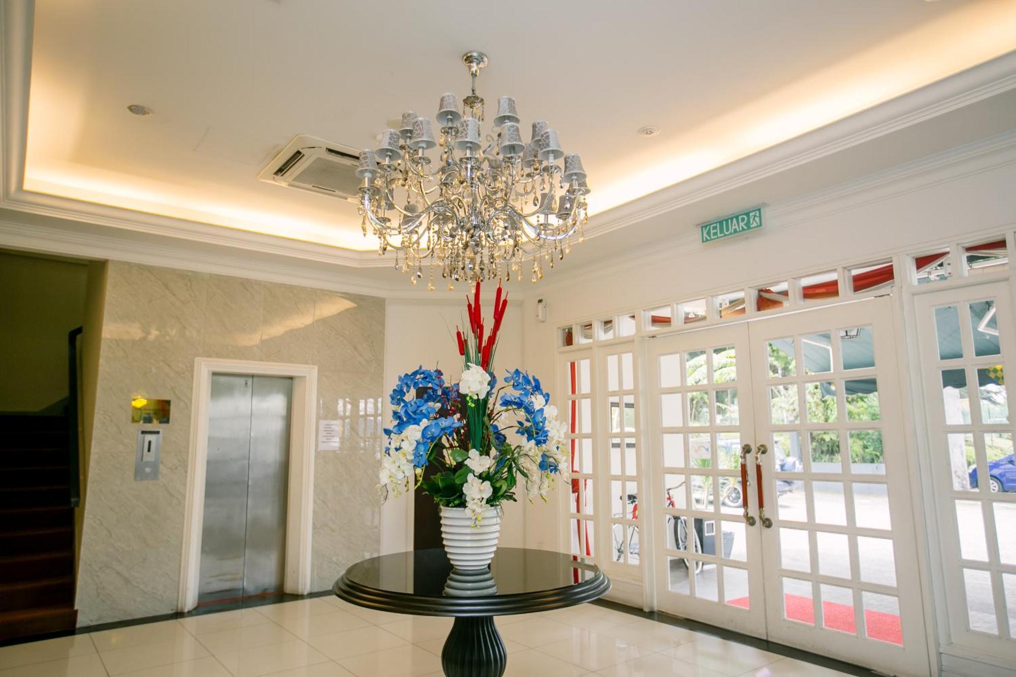 Merdeka Hotel Keluang Kültér fotó