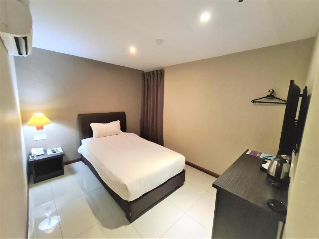 Merdeka Hotel Keluang Kültér fotó