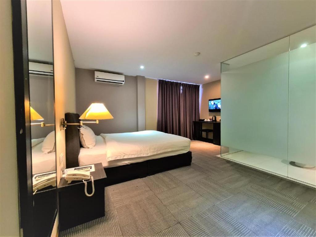 Merdeka Hotel Keluang Kültér fotó