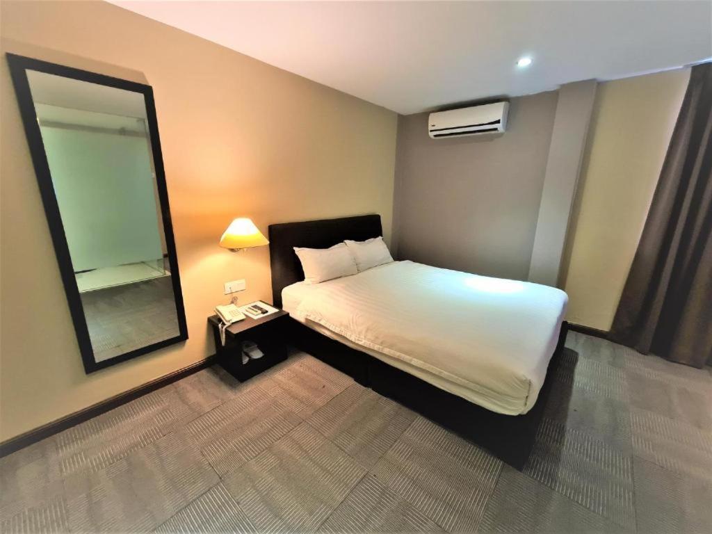 Merdeka Hotel Keluang Kültér fotó