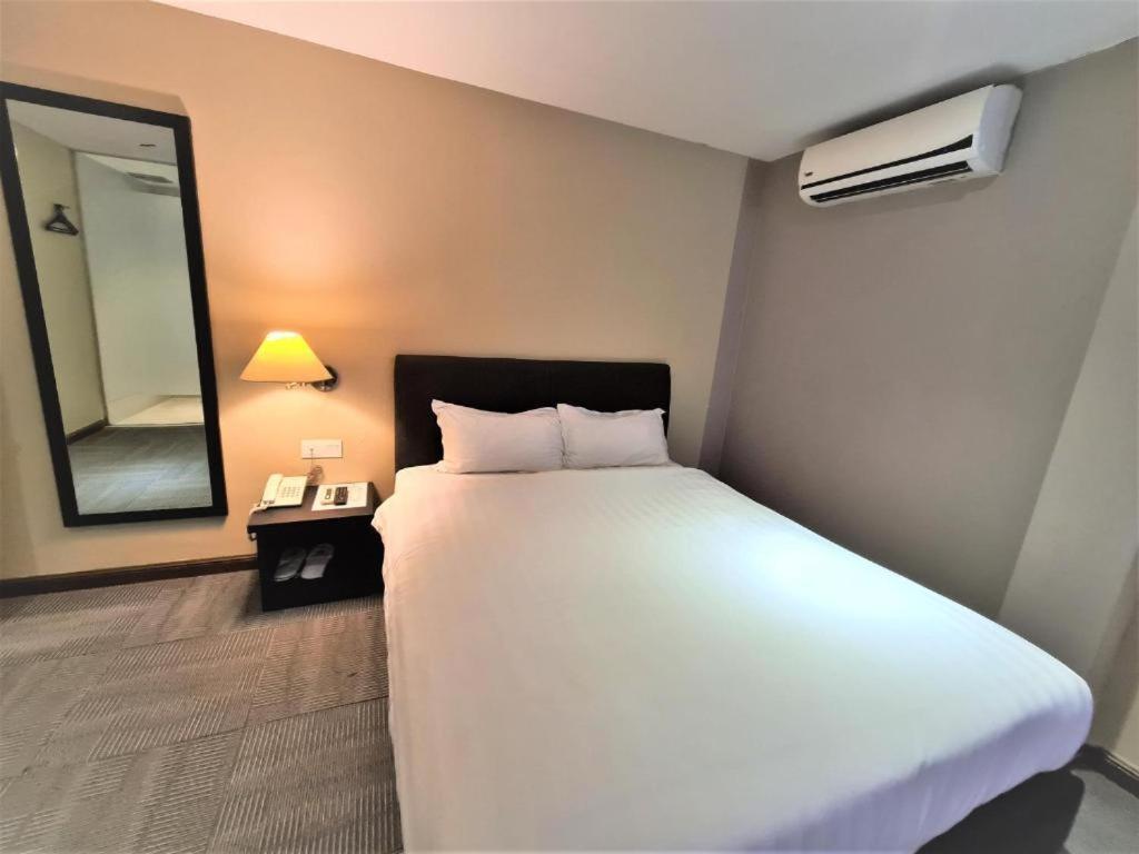 Merdeka Hotel Keluang Kültér fotó