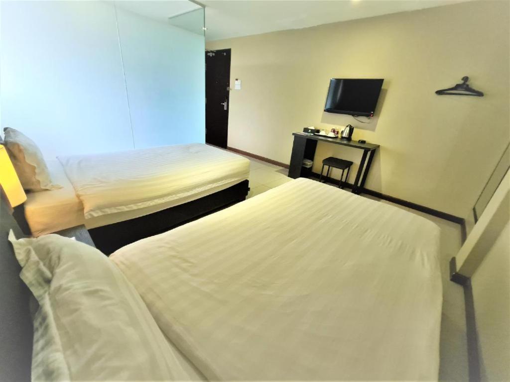 Merdeka Hotel Keluang Kültér fotó