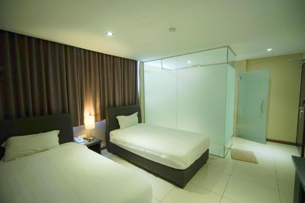 Merdeka Hotel Keluang Kültér fotó