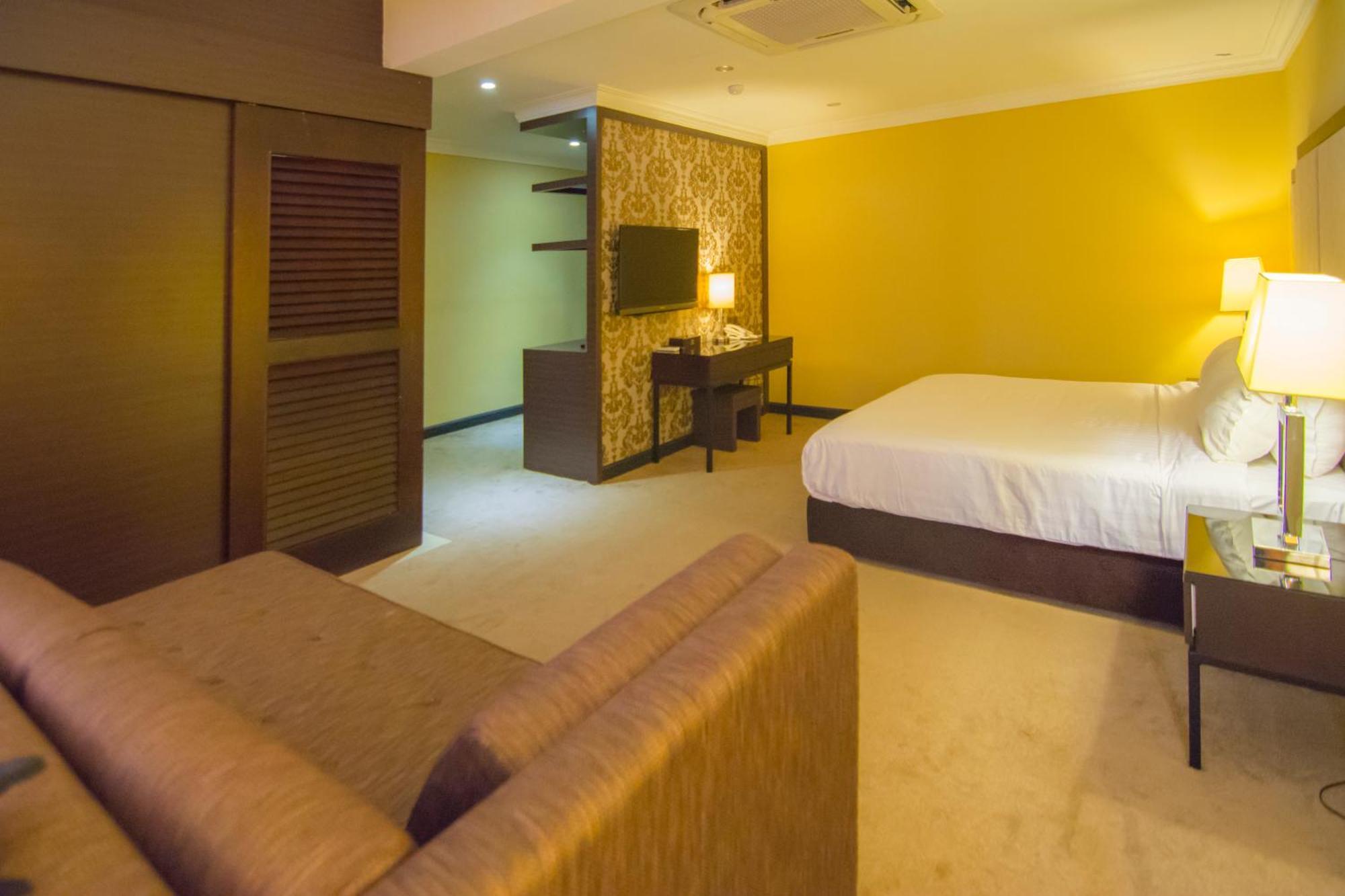 Merdeka Hotel Keluang Kültér fotó