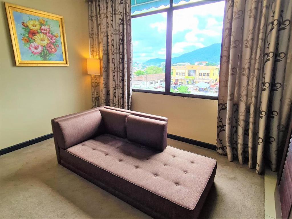 Merdeka Hotel Keluang Kültér fotó