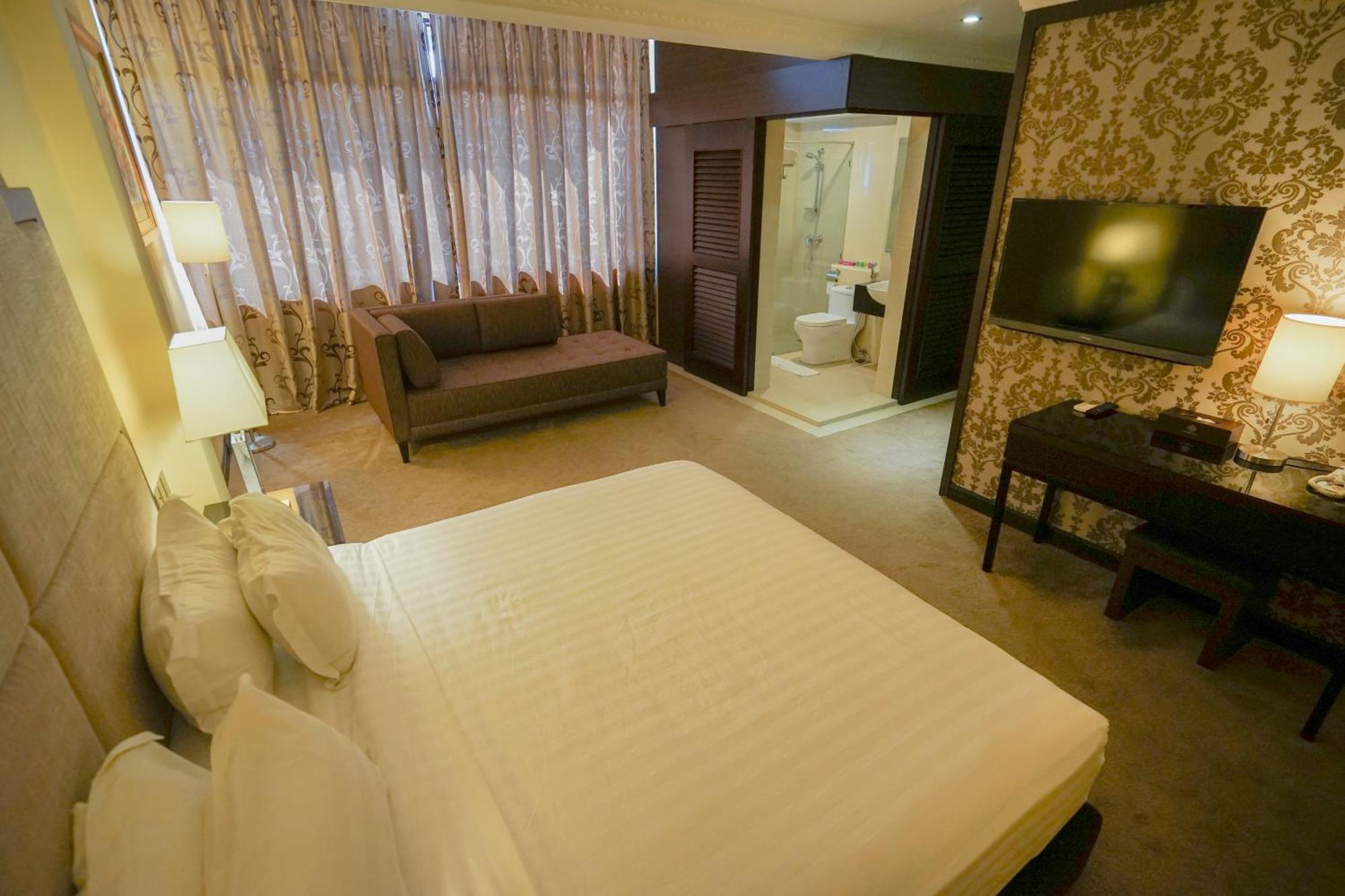 Merdeka Hotel Keluang Kültér fotó