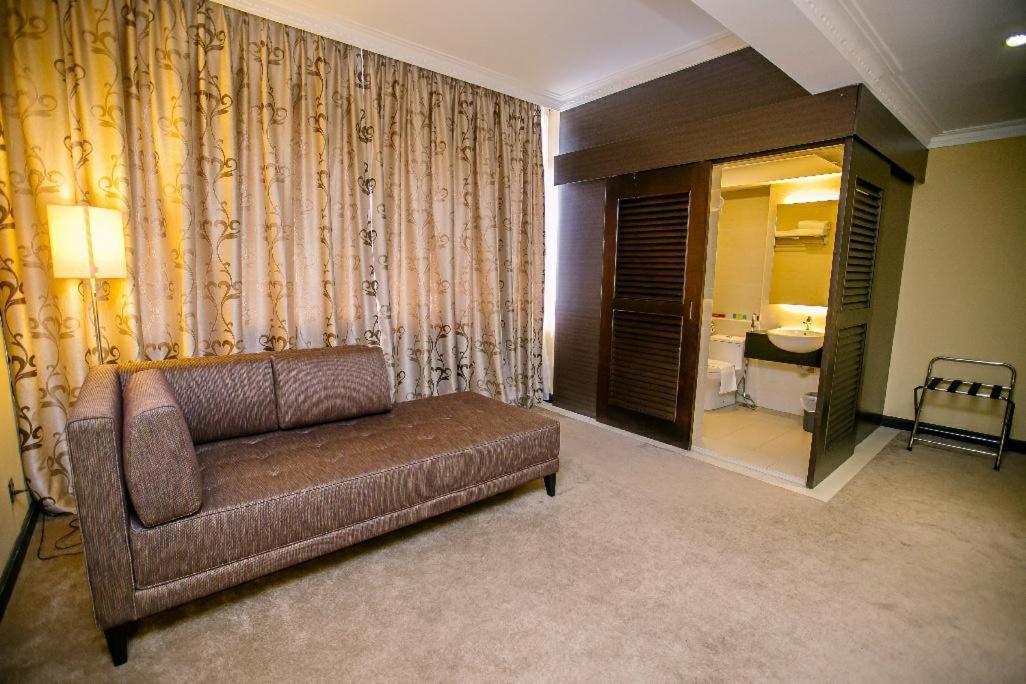 Merdeka Hotel Keluang Kültér fotó