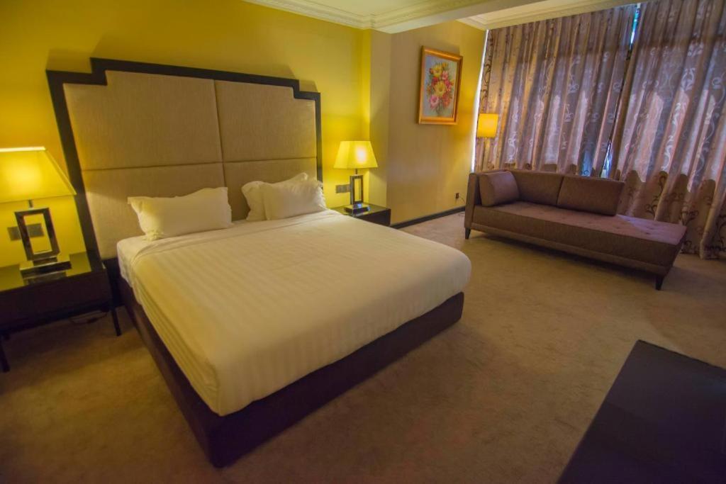 Merdeka Hotel Keluang Kültér fotó