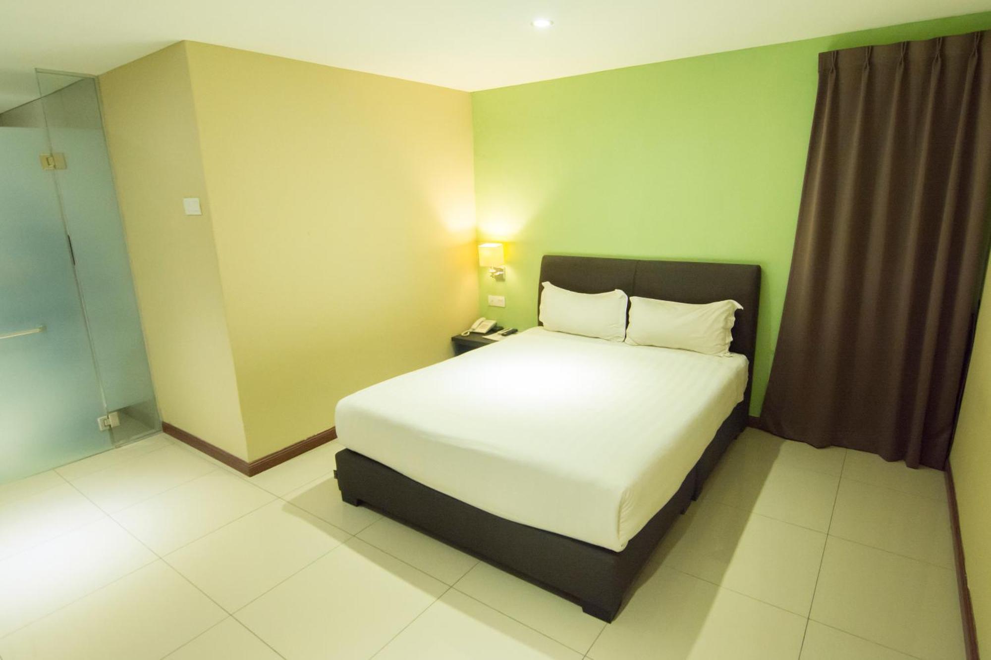 Merdeka Hotel Keluang Kültér fotó