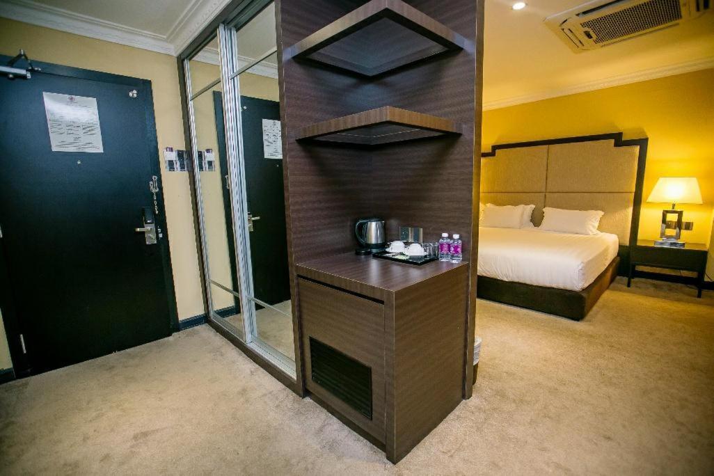 Merdeka Hotel Keluang Kültér fotó