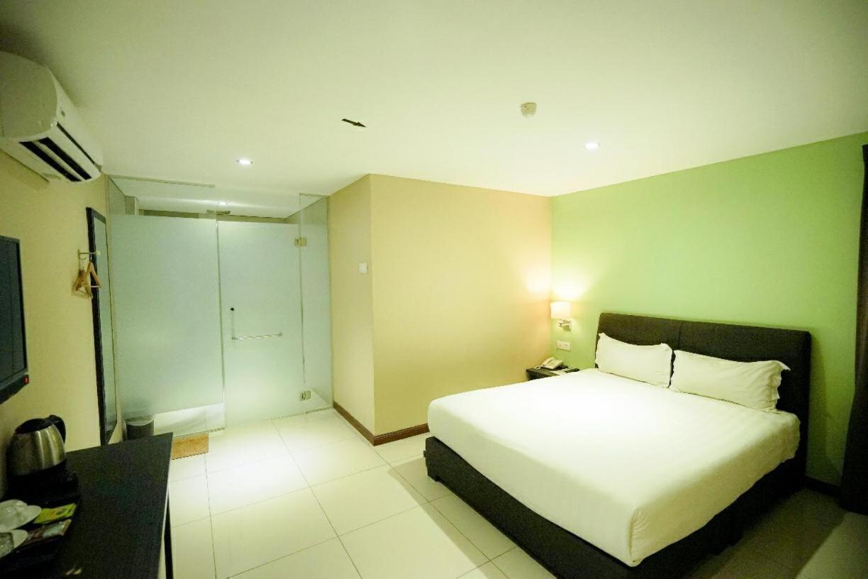 Merdeka Hotel Keluang Kültér fotó