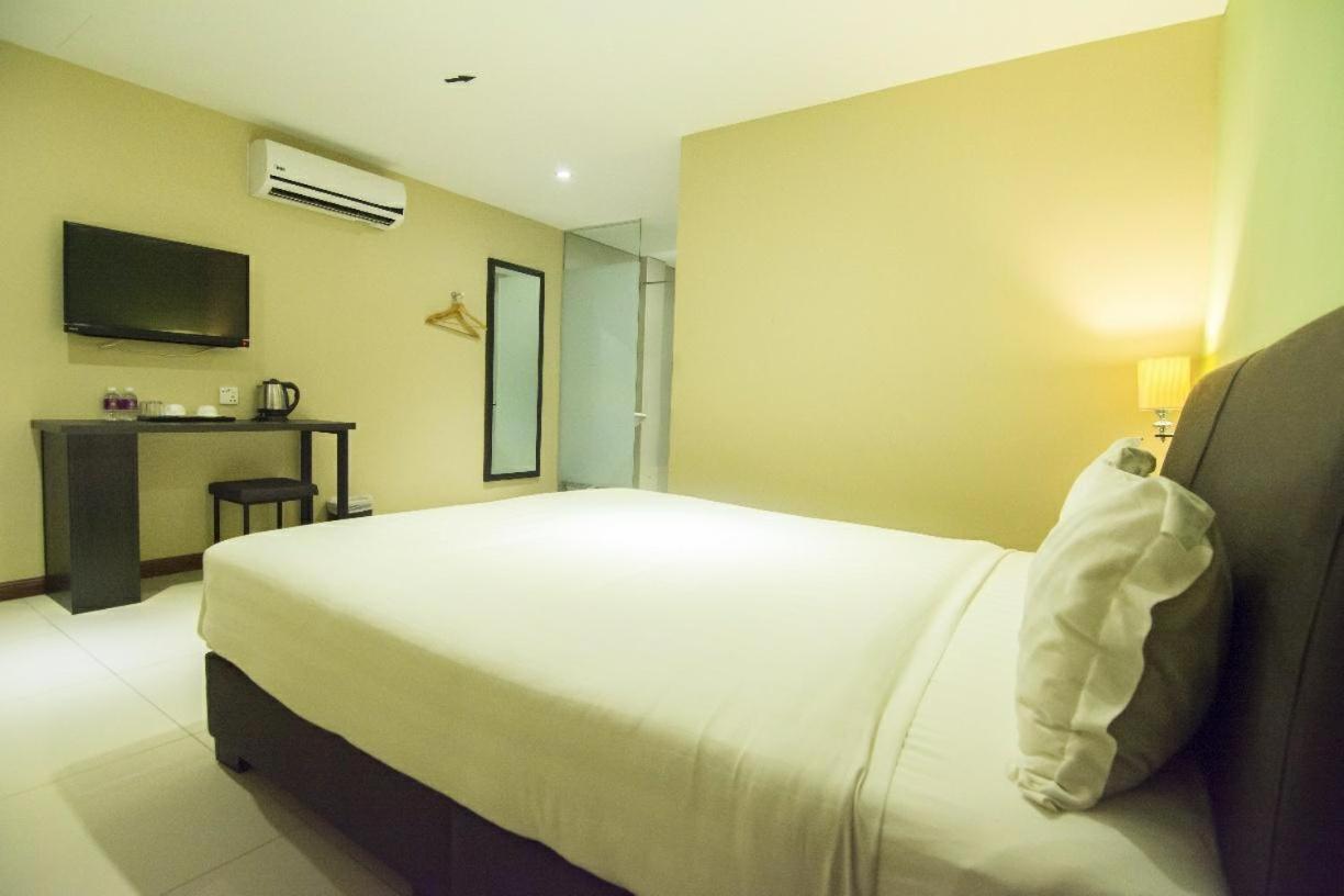 Merdeka Hotel Keluang Kültér fotó
