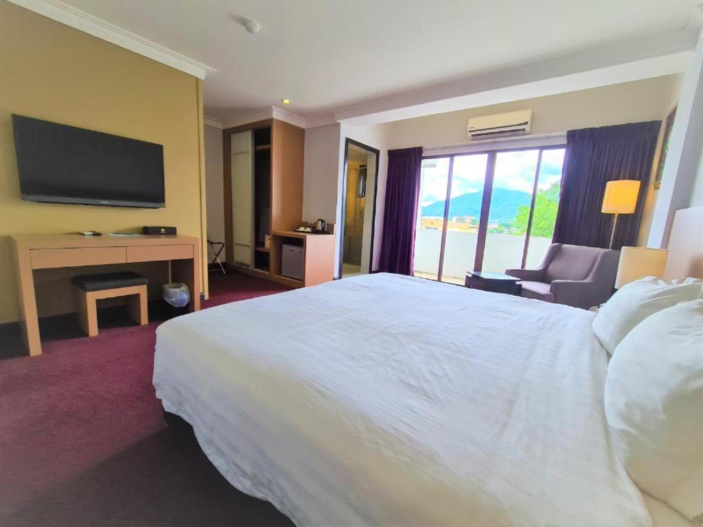 Merdeka Hotel Keluang Kültér fotó