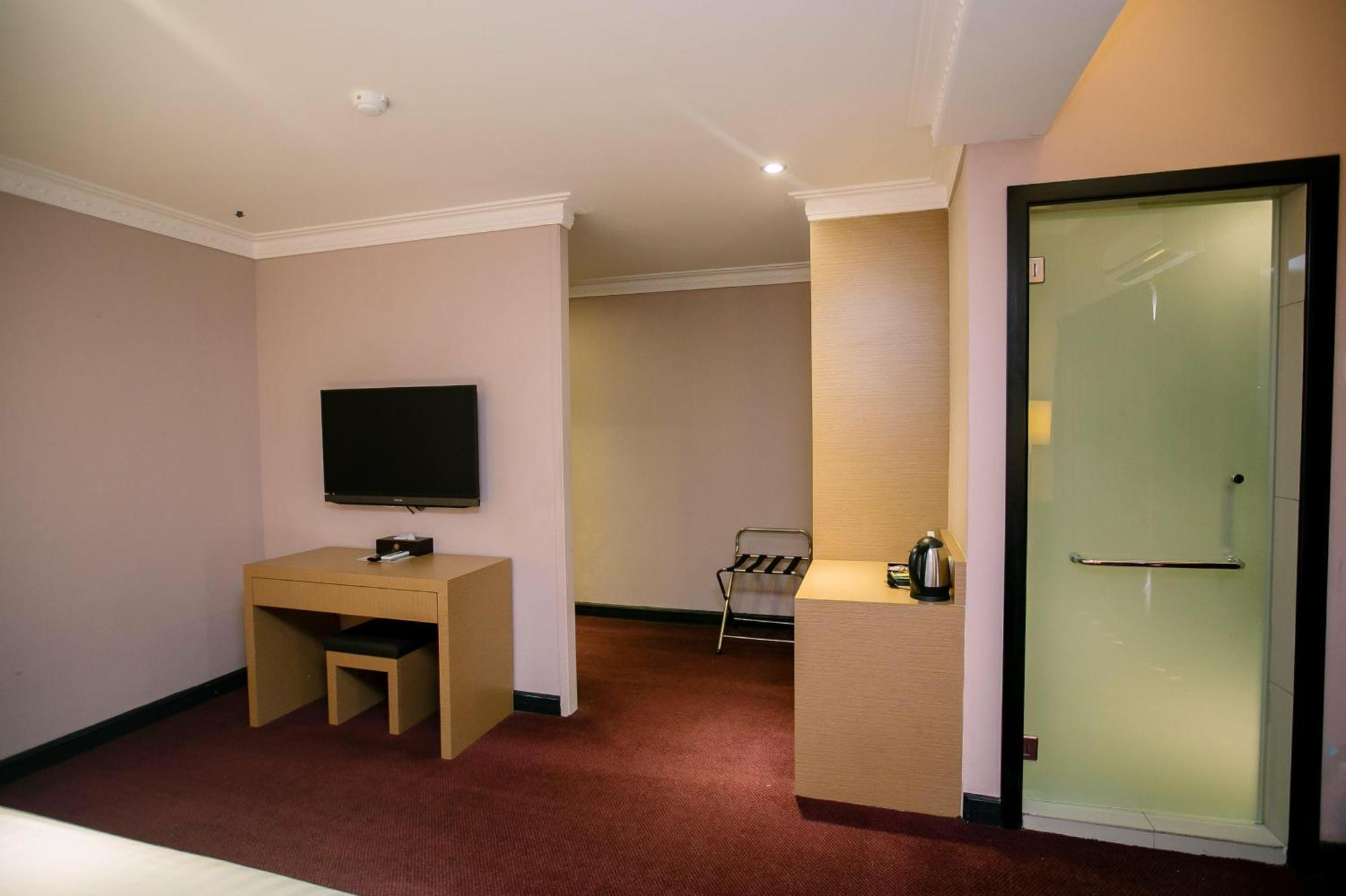 Merdeka Hotel Keluang Kültér fotó