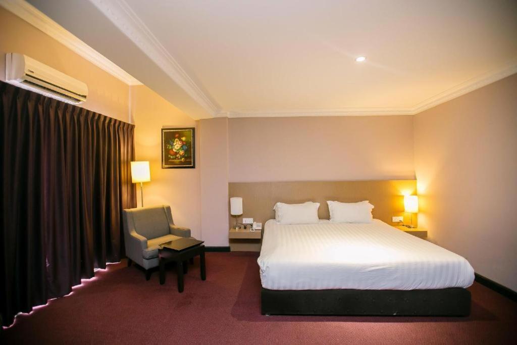 Merdeka Hotel Keluang Kültér fotó