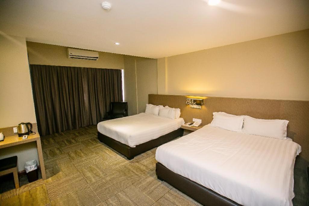 Merdeka Hotel Keluang Kültér fotó