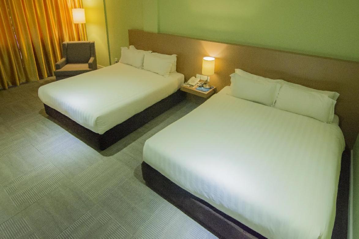 Merdeka Hotel Keluang Kültér fotó