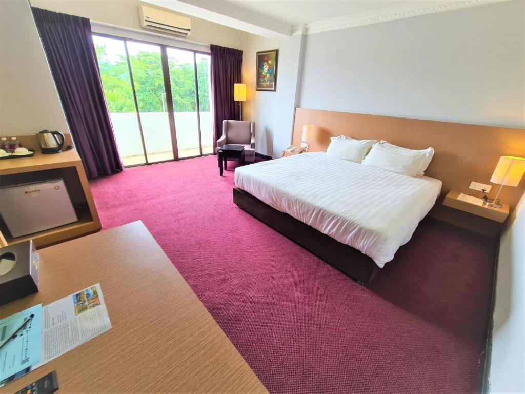 Merdeka Hotel Keluang Kültér fotó