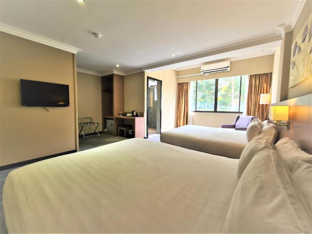 Merdeka Hotel Keluang Kültér fotó