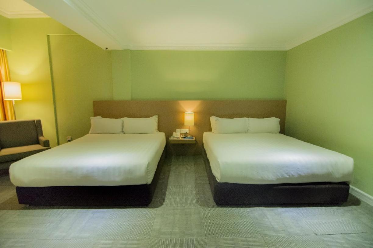 Merdeka Hotel Keluang Kültér fotó
