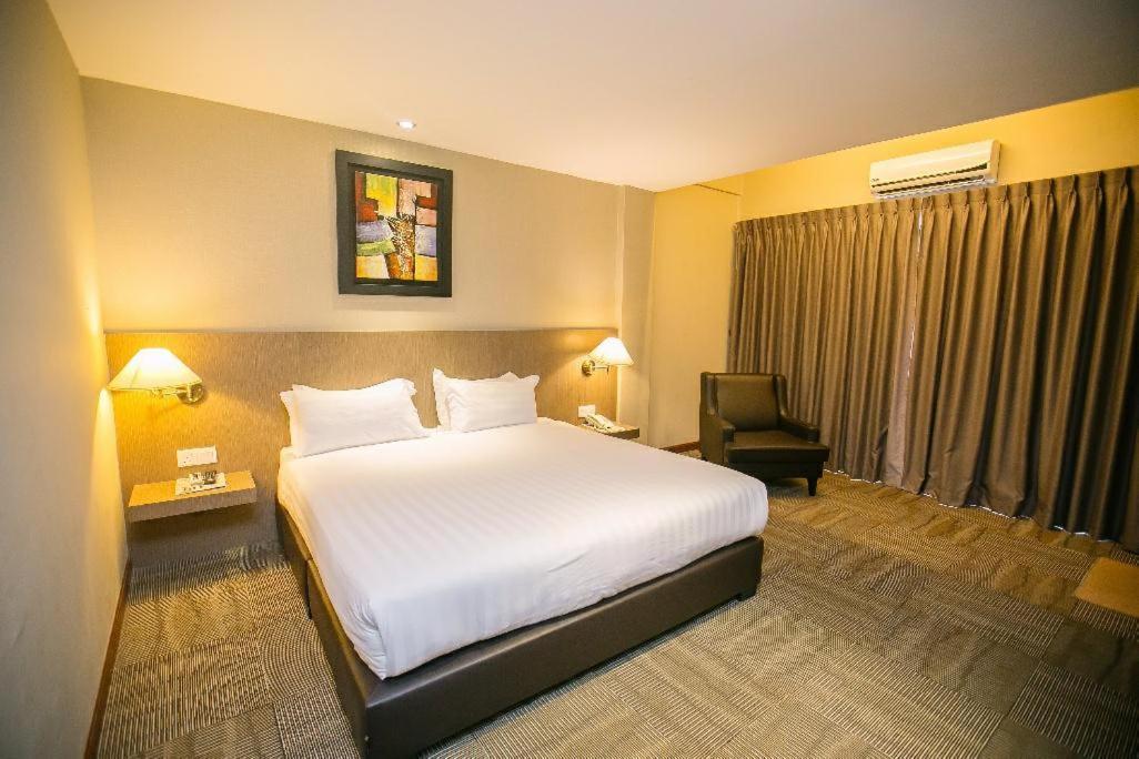 Merdeka Hotel Keluang Kültér fotó