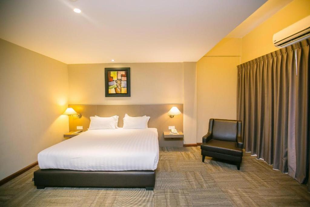 Merdeka Hotel Keluang Kültér fotó