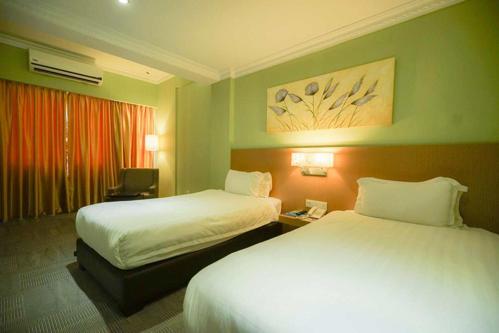 Merdeka Hotel Keluang Kültér fotó