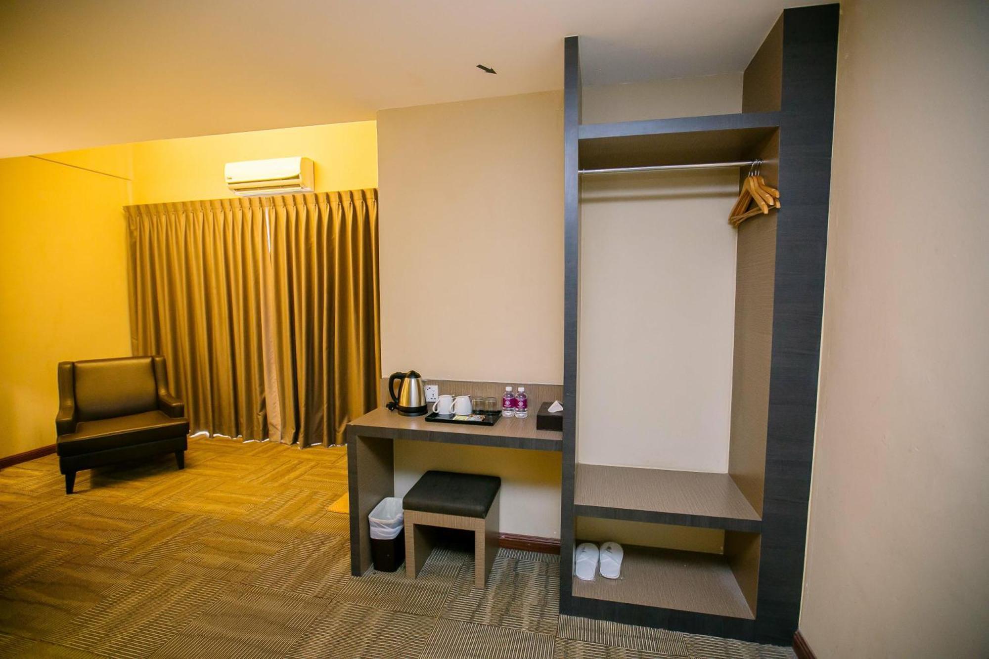 Merdeka Hotel Keluang Kültér fotó