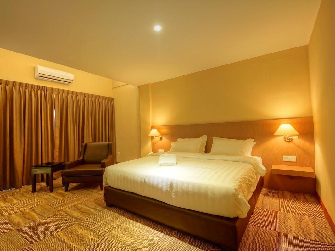 Merdeka Hotel Keluang Kültér fotó